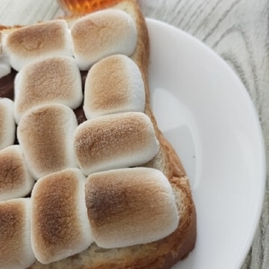 乗せて焼くだけ！チョコマシュマロトースト